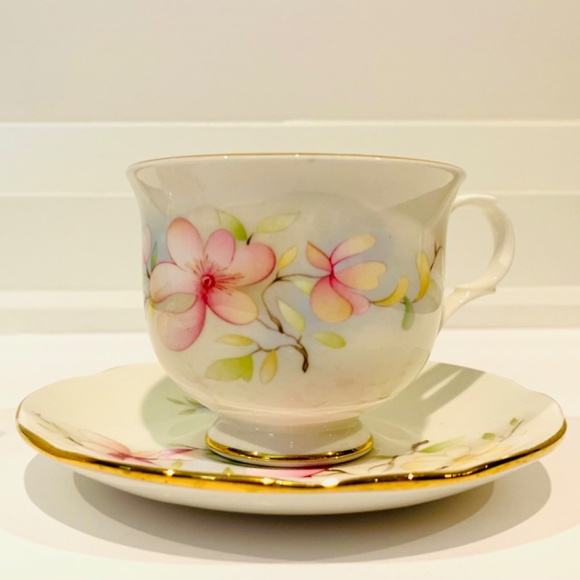 Set of Two Sadler Wellington Tea Cups. Delicate Pink and Cream Flower Decoration - Picture 4 of 5